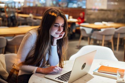 Guide to How Online BBA Marketing Programs Build Strong Business Knowledge